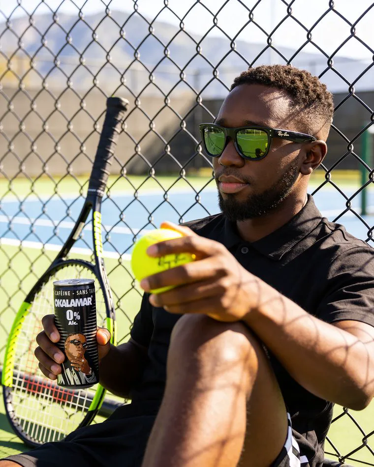 Publicité produit créée à l'ACIA : boisson OKALAMAR mise en scène sur un court de tennis
